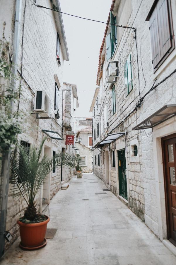 Luka'S Amber Rooms In The Center Of Trogir Exterior photo